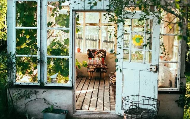Les meilleurs meubles pratiques pour un coin jardin optimisé